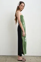 Vestido largo negro de algodón sin tirantes con escote palabra de honor, estampado de rosas blancas y aberturas laterales.