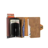 Billetera tipo tarjetero de cuero negro con caja de aluminio interna y sistema de deslizamiento para tarjetas. Cuenta con cierre mediante broche a presión.