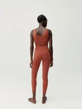 Top deportivo cropped color ladrillo, de sujeción media y tejido Fit_Tech con tecnología 3D.