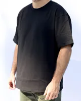 Remera negra lisa de algodón, con cuello redondo y mangas cortas.