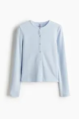 Saco de punto con textura tipo waffle, color celeste, de ajuste entallado, cuello redondo y cierre frontal con botones.