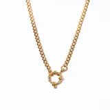 Cadena dorada de eslabones gruesos con cierre de aro marinero.