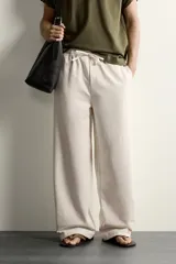 Pantalón de corte wide fit confeccionado en algodón con interior de rizo. Presenta cintura elástica con cordón ajustable y bolsillos laterales.