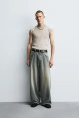 Jeans de denim de algodón, color azul oscuro con efecto lavado. Presentan un corte muy holgado (baggy fit) en toda la pierna y tiro medio. Tienen cinco bolsillos y cierre frontal con cremallera y botón.