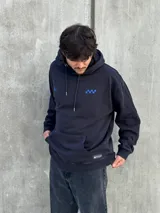 Canguro negro con capucha ajustable con cordones, bolsillo tipo canguro y logo bordado en azul en el pecho.