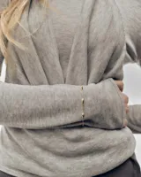 Pulsera dorada PDPAOLA modelo Becca, confeccionada en plata de ley con baño de oro de 18k, con diseño de cadena fina intercalada con abalorios en forma de gota que engastan circonitas blancas.