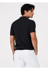 Remera tejida con cuello polo y escote en V, manga corta y diseño texturizado en canalé.