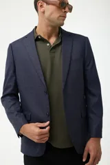 Blazer azul marino con estampado a cuadros, de corte clásico, con solapas de muesca, cierre de dos botones y bolsillos delanteros con solapa.