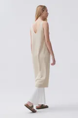 Musculosa larga color beige con lurex y escote en V.