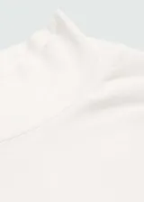 Camiseta básica de manga larga color blanco, con cuello alto y diseño entallado.
