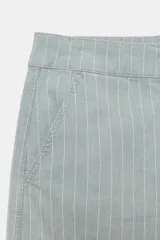 Pantalón de tiro medio confeccionado en hilatura con mezcla de algodón, con diseño de rayas diplomáticas. Presenta bolsillos laterales ocultos en costura, pierna ancha y cierre frontal con cremallera y botón.