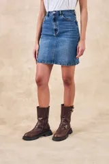 Minifalda de jean azul con lavado medio, corte recto y tiro alto.