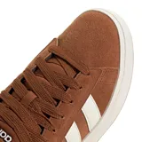 Championes Adidas modelo Grand Court Alpha, color marrón con las icónicas tres tiras laterales en color blanco. Presentan una capellada de gamuza, cordones al tono y una suela de goma blanca con el logo de la marca grabado en el lateral.