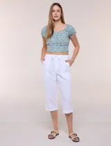 Pantalón capri de algodón a rayas verticales en tonos azul, celeste y blanco, con cintura elastizada, cordón de ajuste frontal y bolsillos aplicados.