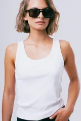 Top Tali de diseño ajustado al cuerpo, confeccionado en tejido acanalado de color negro, con escote redondo y tirantes anchos.