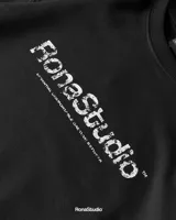 Conjunto urbano compuesto por remera de corte oversize con estampado frontal efecto desgastado y bermuda de calce amplio con cintura elástica y cordón ajustable.