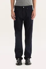 Pantalón de jean azul marino, corte recto, con tiro medio y confeccionado en twill.