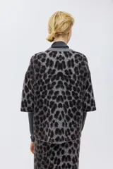 Buzo de punto jacquard con estampado de leopardo, corte holgado, cuello redondo acanalado, hombros caídos y mangas al codo.