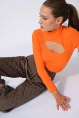 Pantalón negro de corte recto con diseño acolchado en forma de corazones.