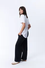 Pantalón negro de vestir, de corte palazzo y tiro alto.