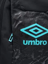 Mochila deportiva Umbro color negro con detalles en turquesa. Presenta un diseño con estampado sutil en el panel frontal, logo de la marca en turquesa, bolsillos laterales de malla y cierres reforzados.