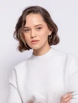 Sweater de punto tramado color rosa, de cuello alto y manga larga.