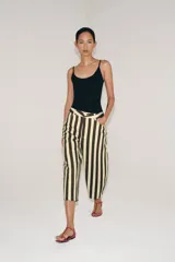 Jeans Zara Woman Collection de tiro alto y corte tapered, con diseño de rayas verticales a contraste en color marrón y beige. Presenta cinco bolsillos, trabillas para cinto y cierre frontal con cremallera y botón.