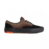 Championes Vans modelo Skate Era con tecnología Wafflecup, combinando paneles de gamuza marrón y lona negra. Presenta suela negra con detalles en naranja en el talón y etiqueta lateral con el logo de la marca.