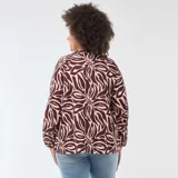 Blusa de manga larga con escote en V y diseño estampado de hojas en tonos bordó y beige.