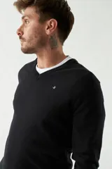 Sweater de punto color rosa con cuello en V y logo bordado en el pecho.