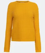 Blusa de punto color celeste con textura ondulada, cuello redondo y mangas largas.