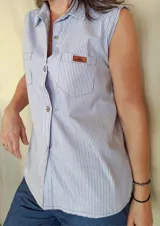 Musculosa tipo camisa con cuello camisero, cierre frontal de botones y dos bolsillos delanteros en el pecho. Diseño a rayas verticales en tonos celeste y blanco.