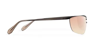 Lentes de sol con diseño envolvente, montura de acero inoxidable en color gris oscuro y lentes de nylon en tono marrón degradado. Presentan una estructura superior metálica con detalles de remaches y patillas con terminaciones en acetato.