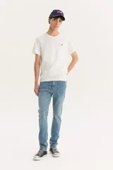 Pantalón de jean celeste, corte skinny, tiro medio y confeccionado con tejido stretch.