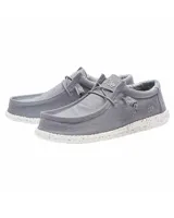 Mocasines Hey Dude Wally Stretch color gris, con cordones elásticos y suela blanca con motas negras.