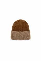 Gorro tipo beanie de punto acanalado con diseño bicolor, presentando una corona en tono marrón oscuro y un borde doblado en tono beige.