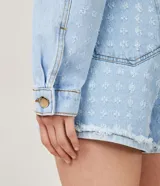 Campera cropped de jean celeste con escote solapa, manga larga, bolsillos delanteros y elástico en el bajo.