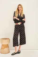 Pantalon de corte regular y estilo culotte, confeccionado en una mezcla de viscosa y modal con estampado floral. Presenta bolsillos laterales y cintura con elástico en la parte trasera.