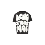 Remera Acne Studios modelo 1996 Sprayed Crewneck T-Shirt, de color negro con diseño de letras grandes blancas estilo graffiti en el frente.