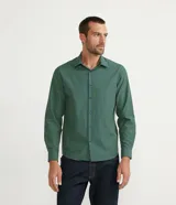 Camisa de vestir de hombre, corte slim fit, con cuello camisero y abotonadura frontal. Estampado de mini cuadros en tonos verde y azul.
