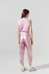 Top tejido de punto color rosa con lúrex, sin mangas y cuello a la base.