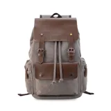 Mochila Lincoln's de tela canvas azul con detalles en cuero sintético marrón. Cuenta con cierre superior tipo marinero con cordón, solapa con broches magnéticos y correas ajustables. Incluye bolsillos laterales con cierre y compartimento interno para laptop.