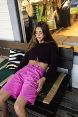 Bermuda de jean color rosa, de corte recto y largo a la rodilla.