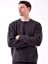 Sweater azul jaspeado de tejido de punto con cuello redondo y mangas largas.