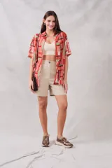 Bermuda color beige de lino y viscosa, tiro medio, corte recto y largo a la rodilla.