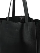Cartera tipo shopper de gran capacidad, confeccionada en cuero graneado negro. Presenta un diseño minimalista con doble asa de hombro y compartimento interior con cierre, apto para laptop de hasta 15 pulgadas.