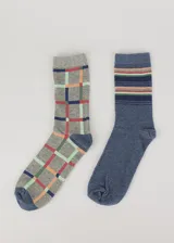 Pack de dos pares de medias de media caña, uno gris con diseño de cuadros de colores y otro azul con rayas horizontales de colores.