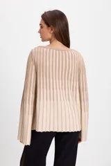 Sweater de punto con diseño a rayas verticales en color beige y azul. Presenta mangas acampanadas y el logo de la marca bordado en el puño.