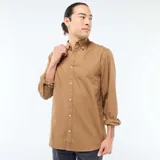 Camisa de corte regular fit en tejido oxford color marrón, con cuello abotonado y cierre frontal de botones.