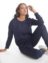 Conjunto de dos piezas en color azul marino, compuesto por un buzo de escote redondo con pespunte central y un pantalón tipo jogger con cintura elástica, lazo de ajuste y pespunte en las piernas.